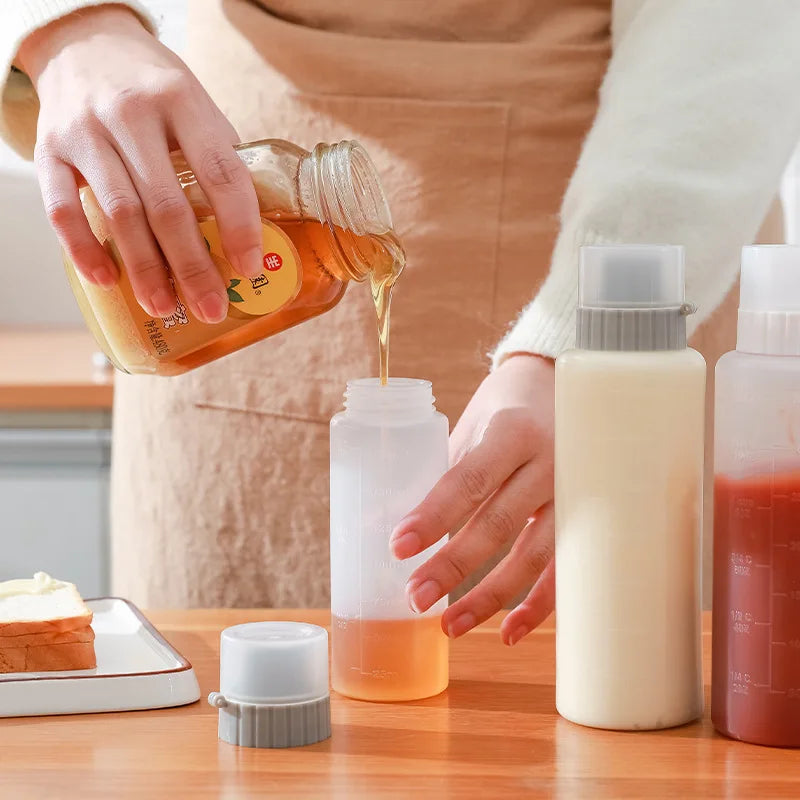 Squeeze Sauce Bottle with Lid 5 Holes Large Diameter Seasoning Bottle Plastic Tomato Salad Sauce Graduated Cream Squeeze Bottle